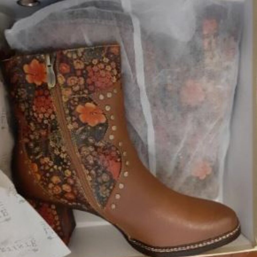 L'ARTISTE Boots Floral & Camel Leather with Studs 9.5-10 NIB 👢💥